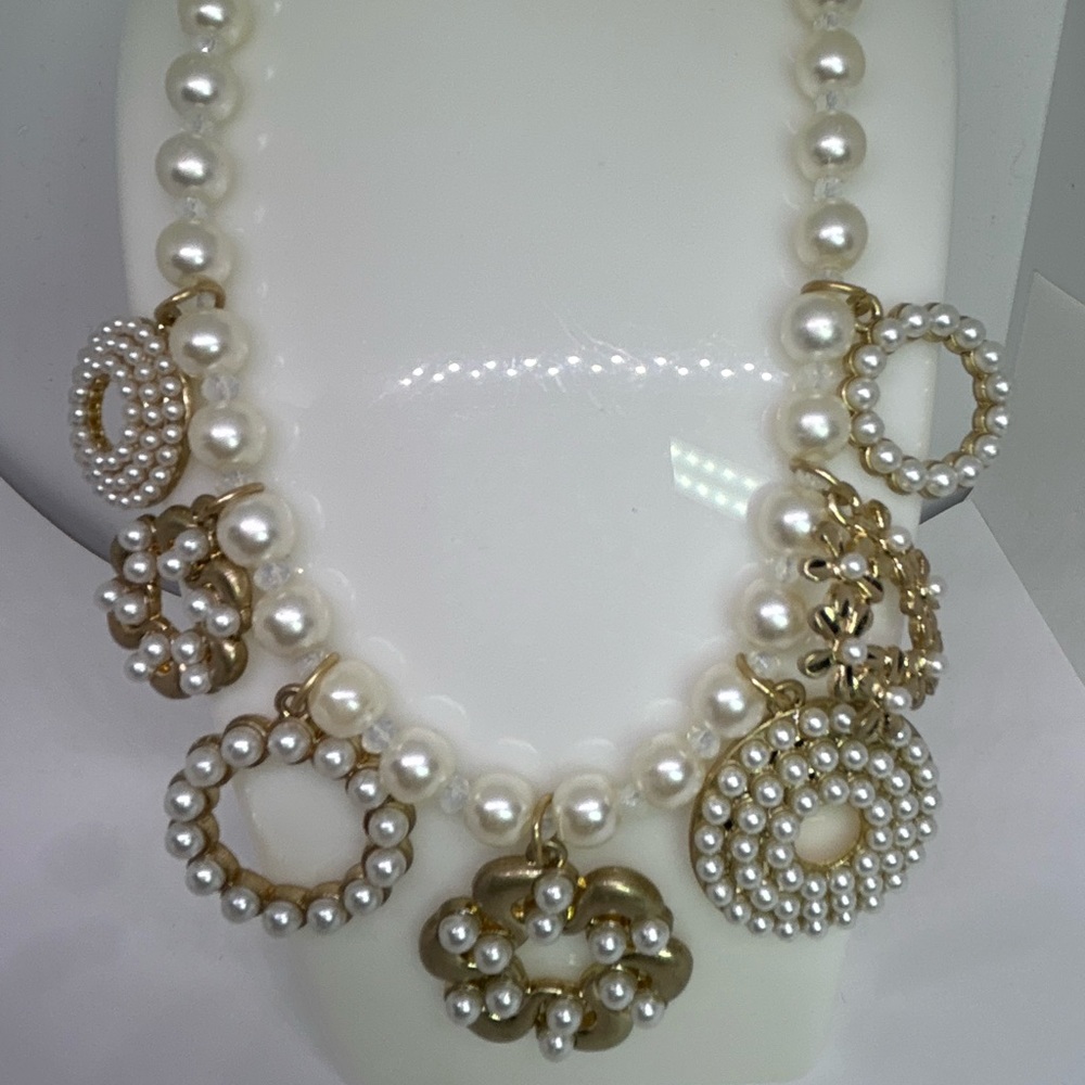 Elegant Pearl and Gold Tone Necklace